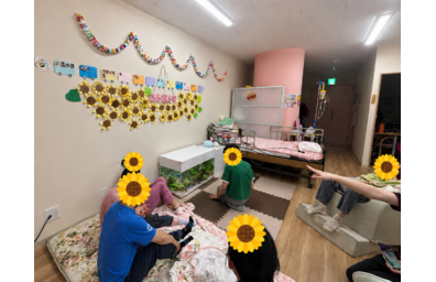 障害者施設へ設置した淡水魚・水草水槽。床置きレイアウトにより、横になって過ごす方や車椅子利用者も楽しめるオーダーメイドアクアリウム。